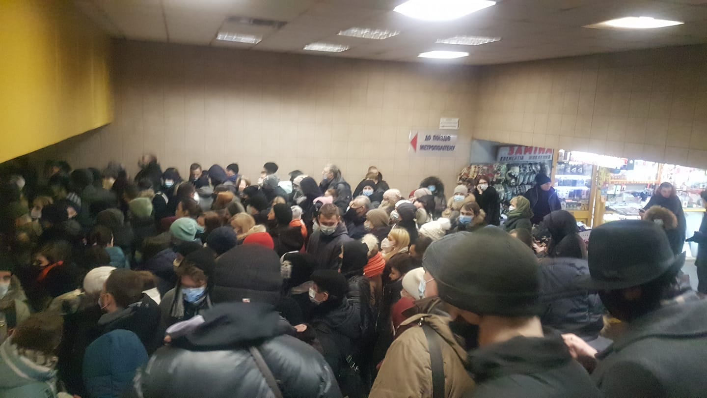 В метро Киева – коллапс, люди злые: видео с "Контрактовой площади"