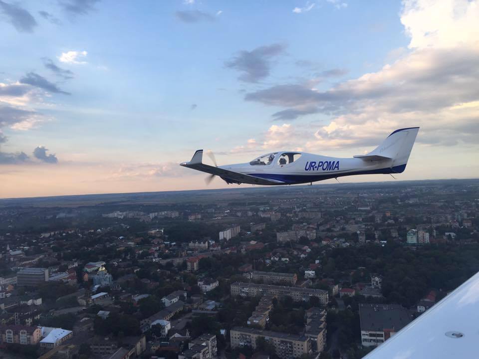 Рекордный полет, крушение в Гималаях и "небесные" трюки: что известно о погибшем на Прикарпатье пилоте
