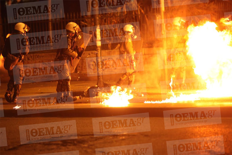 в Афинах анархисты забрасывают полицию бутылками с зажигательной смесью