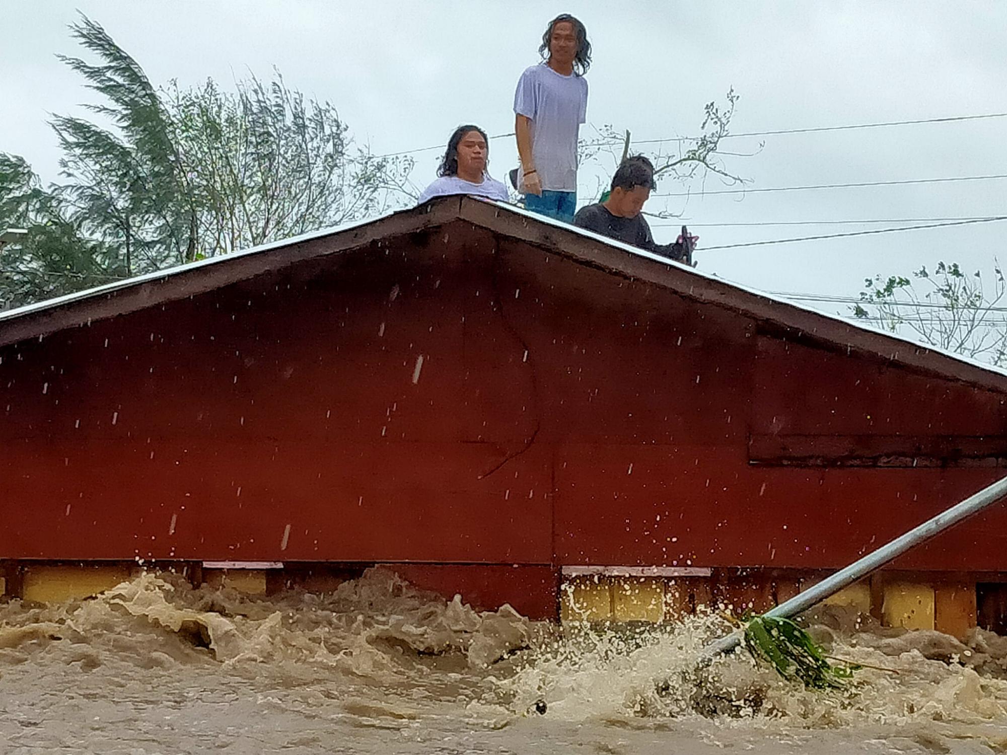 Філіппіни накрив потужний тайфун: фото і відео руйнівної стихії