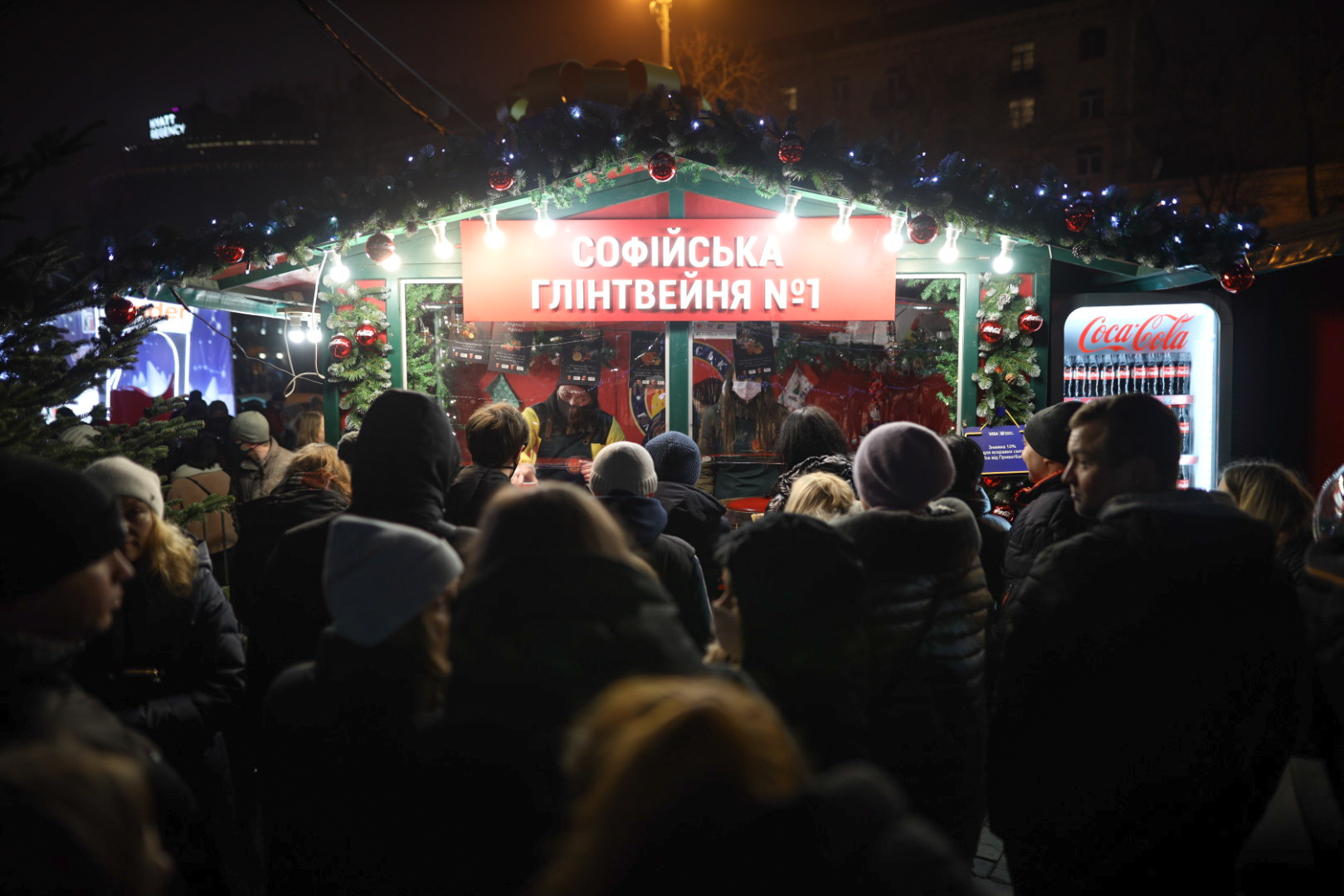 В Киеве зажгли главную елку страны: загорелась гирлянда и начался пожар