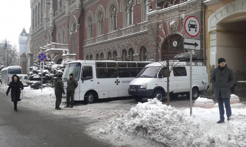 Протесты в Киеве: под зданием НБУ усилили меры безопасности