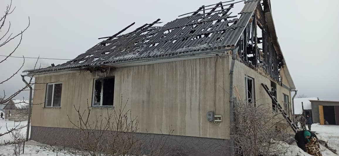 Сгорела даже форма: украинцев просят помочь полицейскому с маленьким ребенком