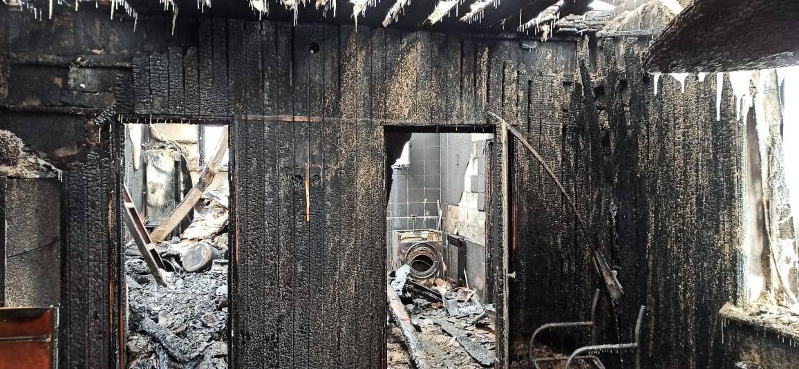 Сгорела даже форма: украинцев просят помочь полицейскому с маленьким ребенком