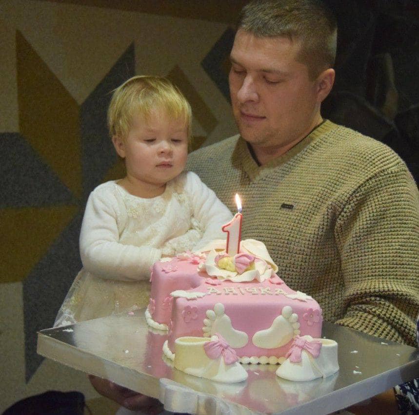 Сгорела даже форма: украинцев просят помочь полицейскому с маленьким ребенком