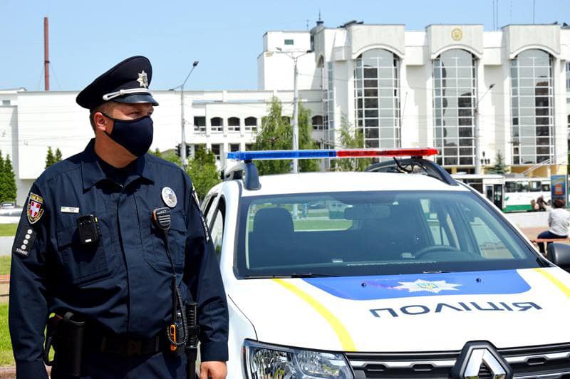 Сгорела даже форма: украинцев просят помочь полицейскому с маленьким ребенком