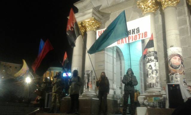 На Майдане Незалежности возле стелы собираются активисты
