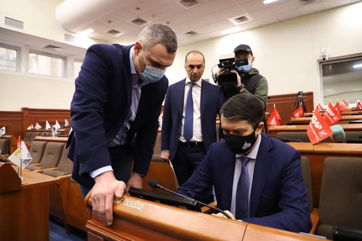 Кличко показал Разумкову как в Киевсовете не допускают "кнопкодавства"