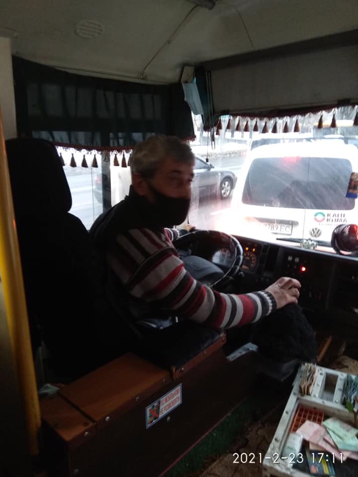 Незачем было рожать! В Киеве маршрутчик не пускал в салон мужчину с детьми