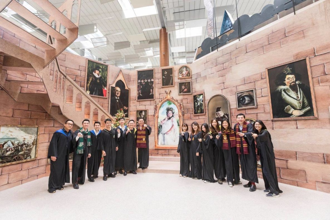 Аэропорт в Сингапуре украсили к Рождеству в стиле Гарри Поттера