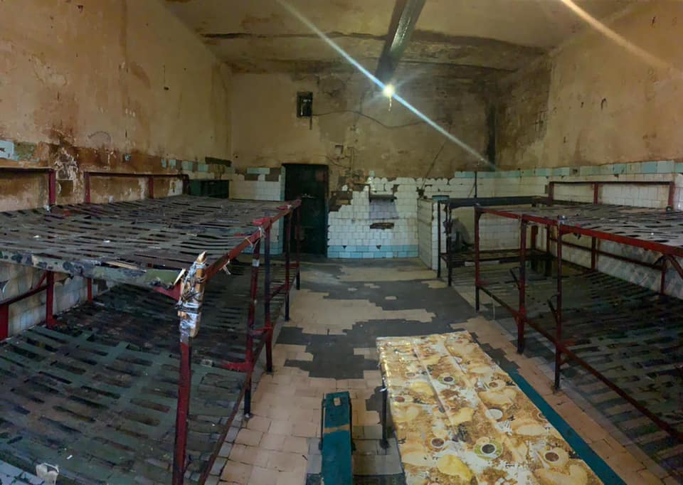 Фото камеры в Лукьяновском СИЗО "до" и "после": просто 16 век