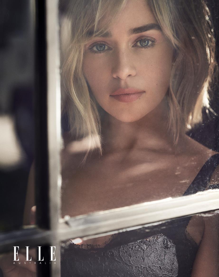 Зірка "Гри престолів" позувала для модного глянцю в розкішних нарядах