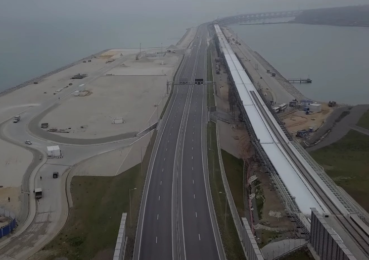 Вони самі його зруйнують: що відбувається з Кримським мостом