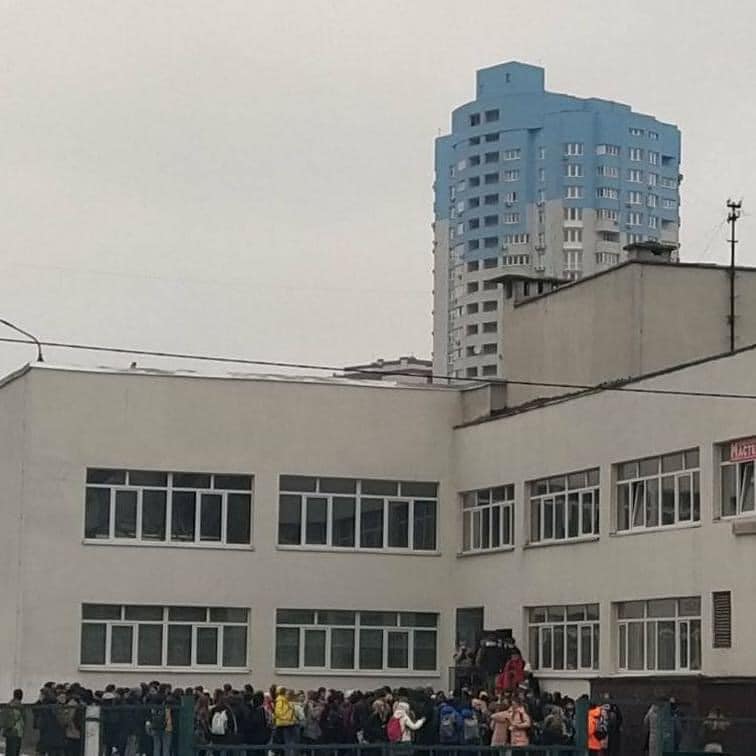 В киевской школе распылили газовый баллончик: детей эвакуировали