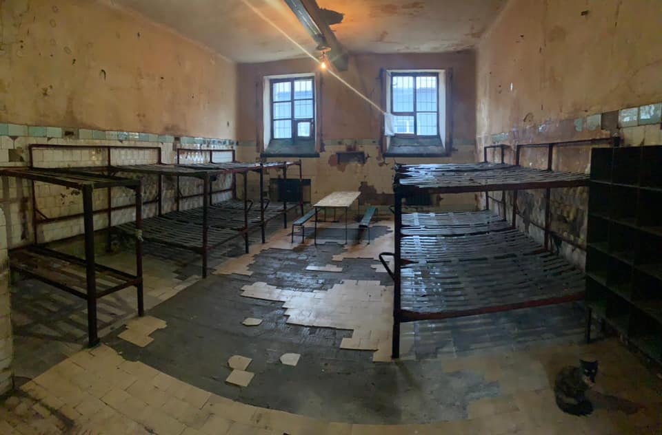 Фото камеры в Лукьяновском СИЗО "до" и "после": просто 16 век