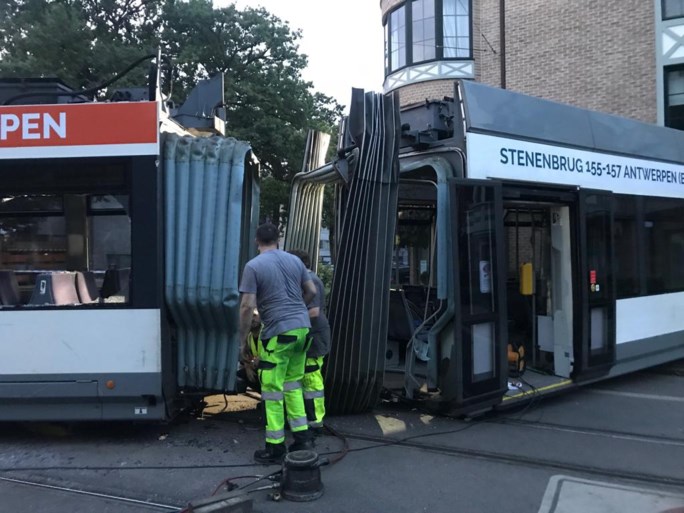 В Бельгии трамвай вьехал в дом, есть пострадавшие