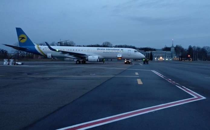 Літак з Києва не зміг приземлитися у міжнародному аеропорту: всі подробиці