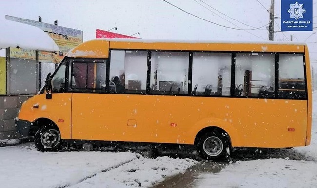 Маршрутка врезалась в ограждение