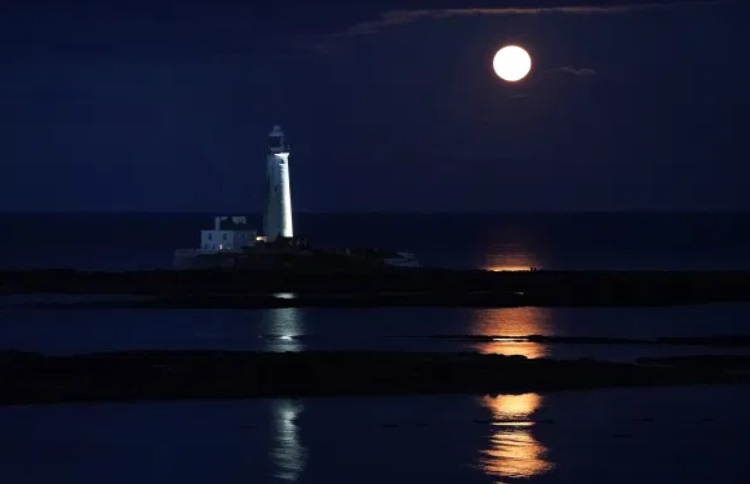 Осетровое полнолуние: появились мощные фото и видео редкого явления