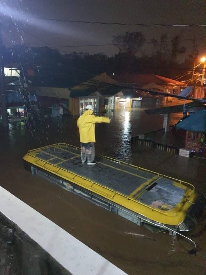Філіппіни накрив потужний тайфун: фото і відео руйнівної стихії