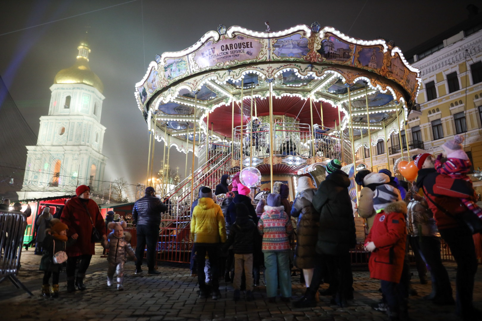 В Киеве зажгли главную елку страны: загорелась гирлянда и начался пожар