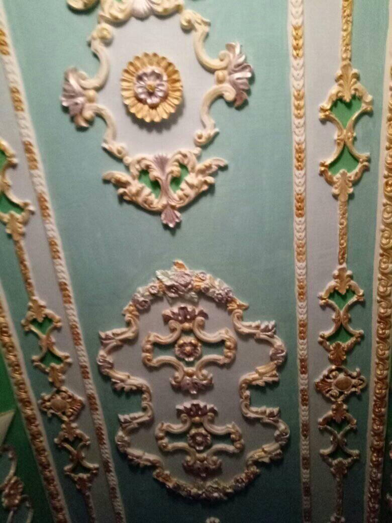 Пенсионер превратил подъезд в Киеве в настоящий Версаль: лепнина, позолота и много картин