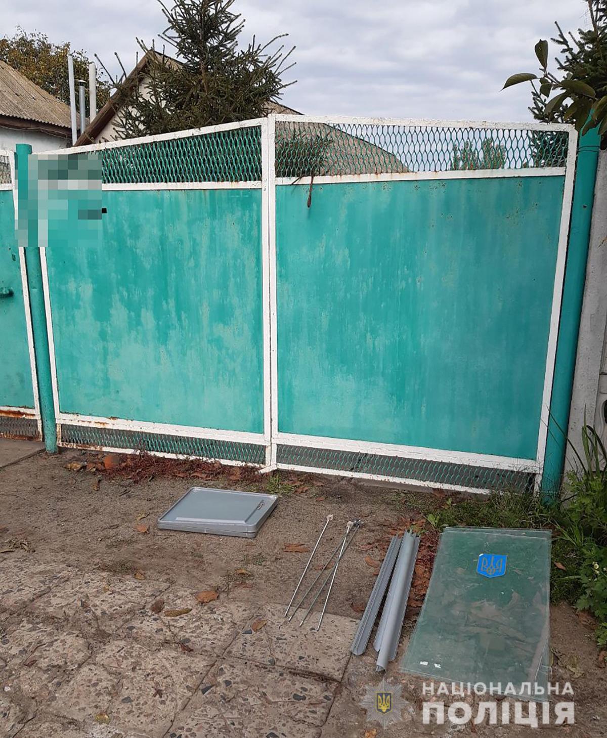 Под Запорожьем подросток украл избирательную урну, чтобы сделать домик для улиток (фото)