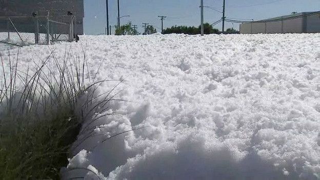 В США улицы у аэропорта Калифорнии затопило противопожарной пеной