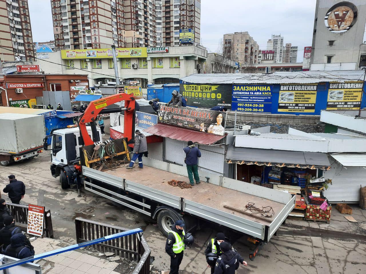 На Троещине массово сносят МАФы, подтянулась полиция: "сколько малого бизнеса накрылось"
