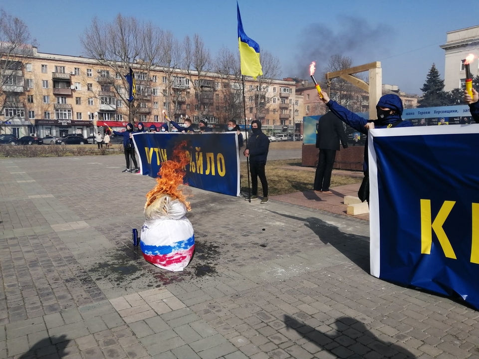 По давней украинской традиции: в Херсоне "казнили" чучело Путина (фото)