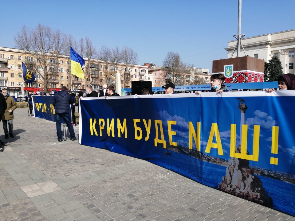 По давней украинской традиции: в Херсоне "казнили" чучело Путина (фото)