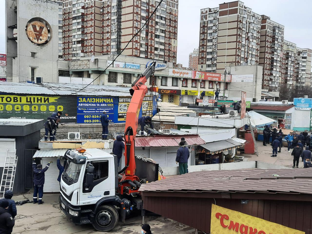 На Троещине массово сносят МАФы, подтянулась полиция: "сколько малого бизнеса накрылось"