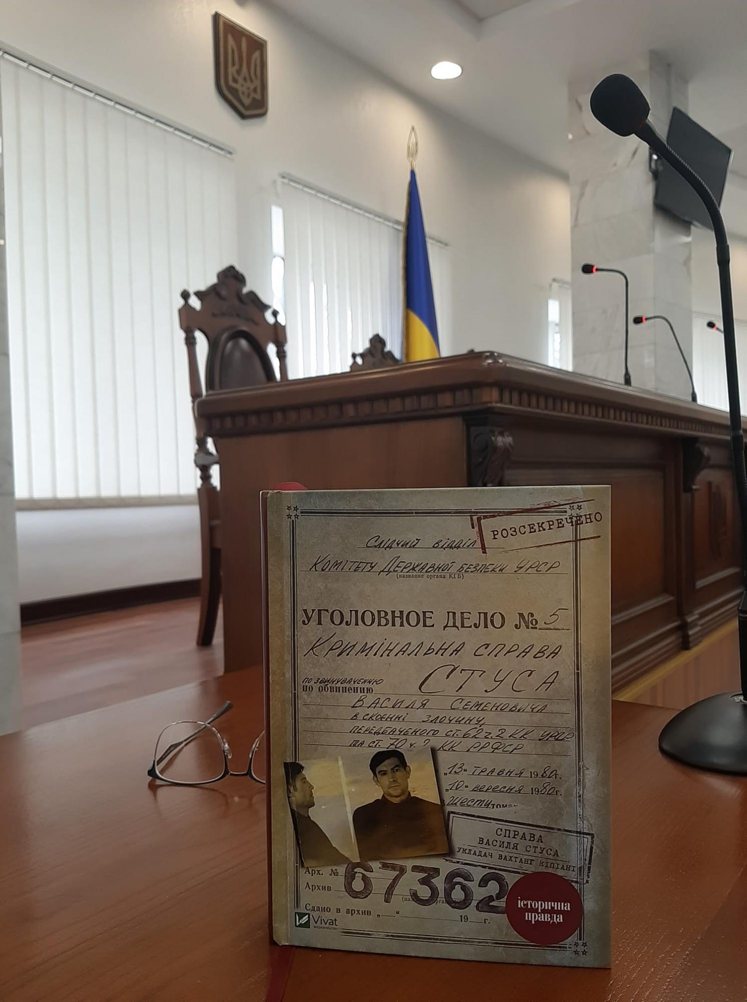 Медведчук проиграл суд и не сможет запретить книгу о Стусе: "кіт Марченко дарма в церкву ходив"