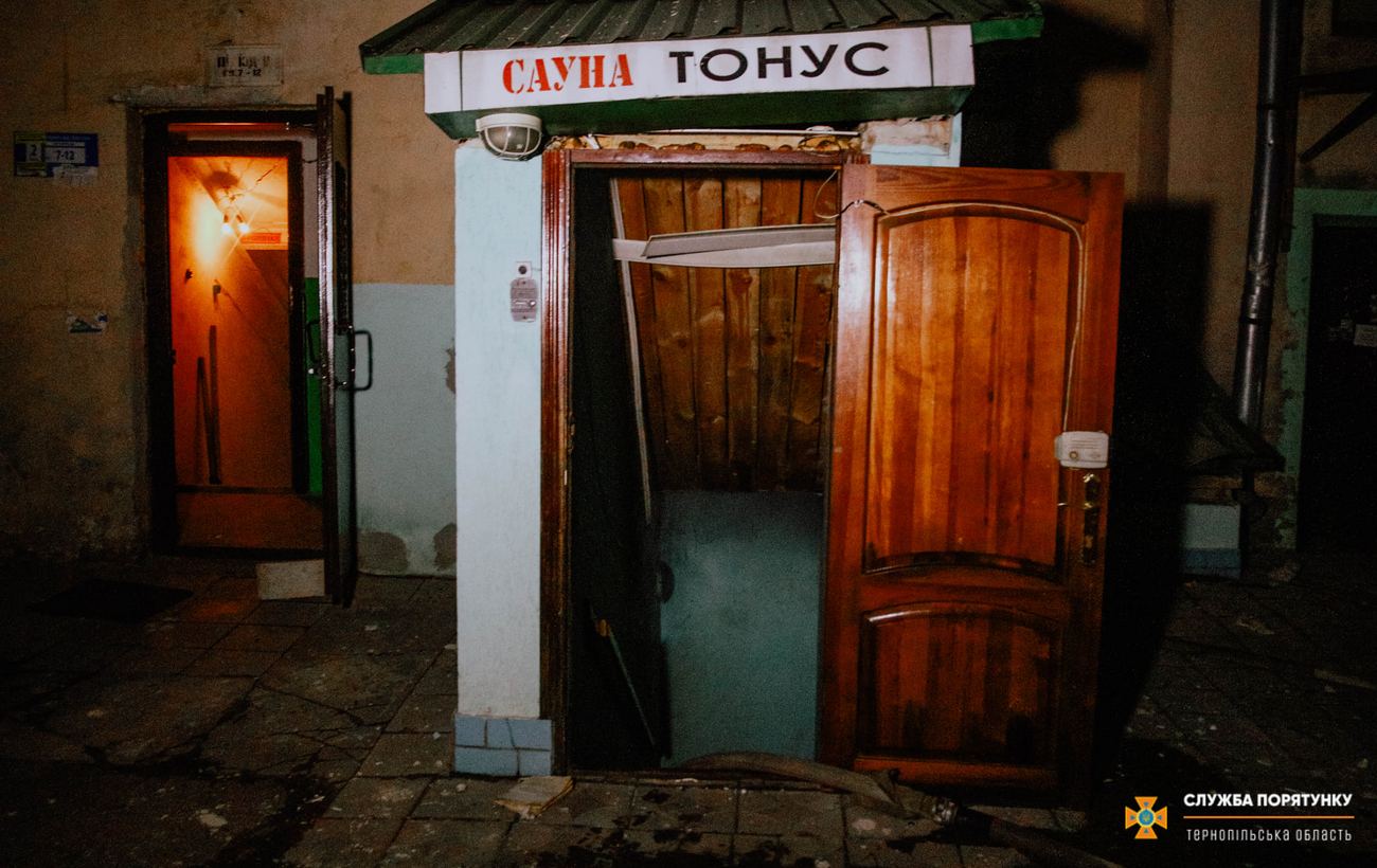 У Тернополі вночі горіла сауна, при ліквідації вогню постраждали рятувальники