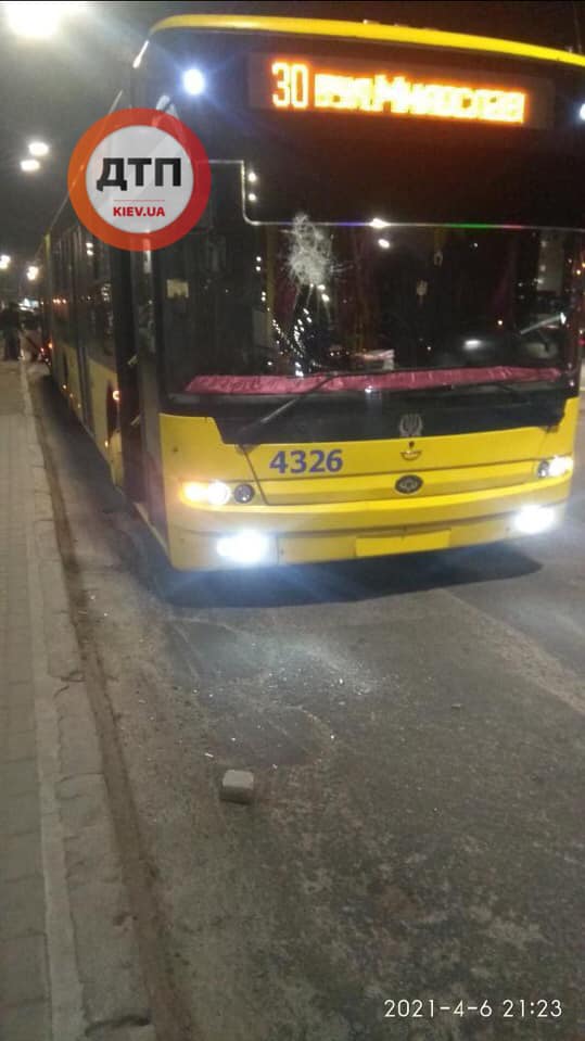 У людей сдают нервы: в Киеве трощат общественный транспорт