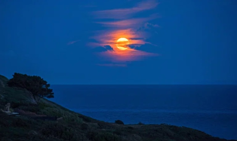 Осетровое полнолуние: появились мощные фото и видео редкого явления