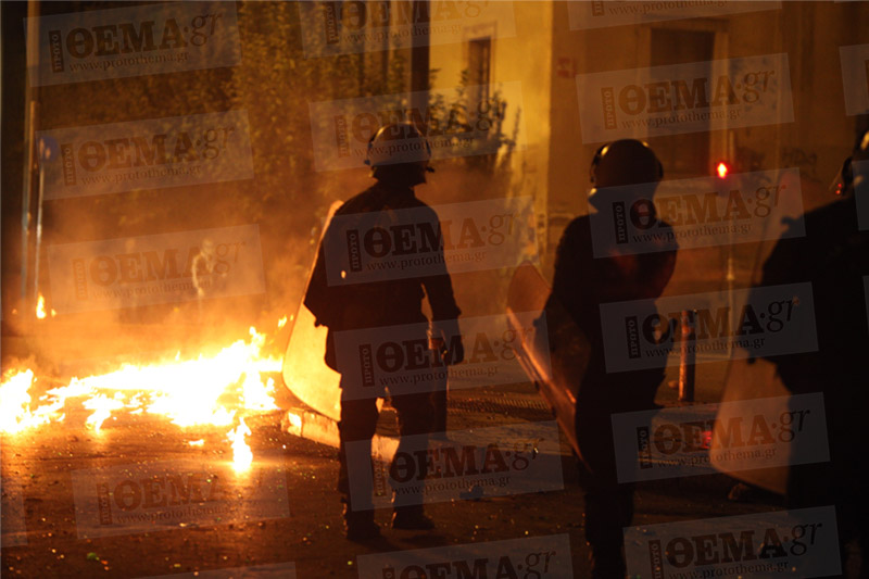 в Афинах анархисты забрасывают полицию бутылками с зажигательной смесью 3