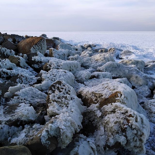 Азовское море сковали плотные льды: завораживающие фото