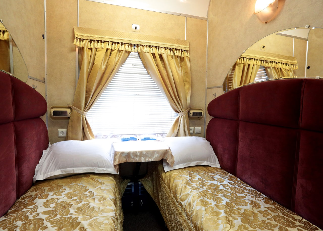 Кухня, спальня и душ: фото самых роскошных вагонов Укрзализныци