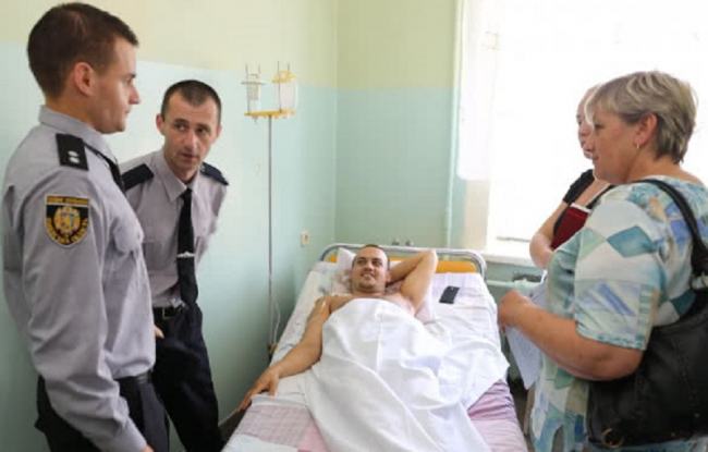 Полицейскому, пострадавшему при задержании авторов граффити про Гандзюк, дали квартиру