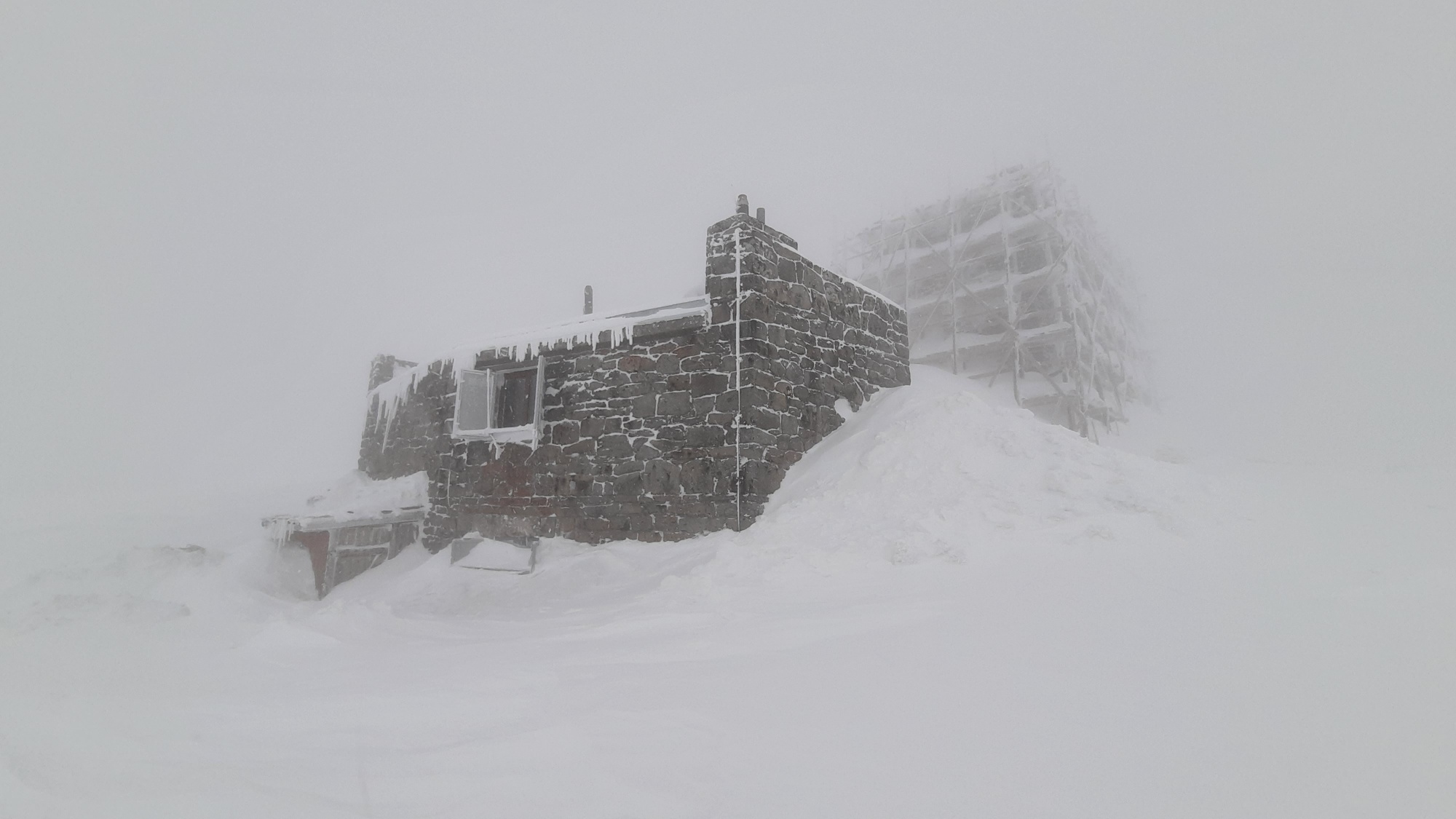 Украину в апреле продолжает заметать снегом: в некоторых регионах до -17 (фото)