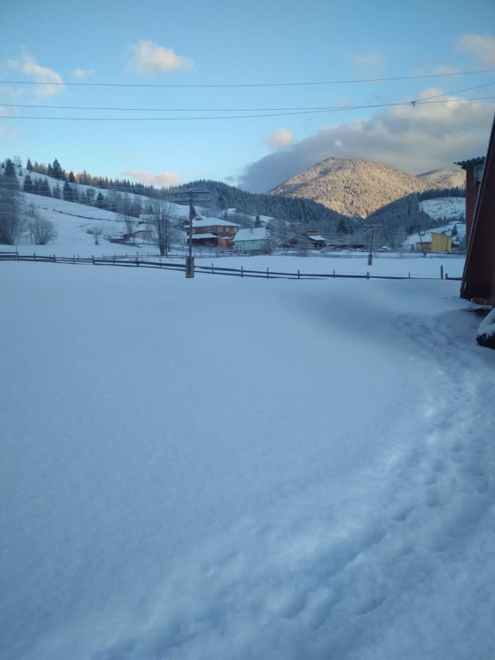 Украину в апреле продолжает заметать снегом: в некоторых регионах до -17 (фото)