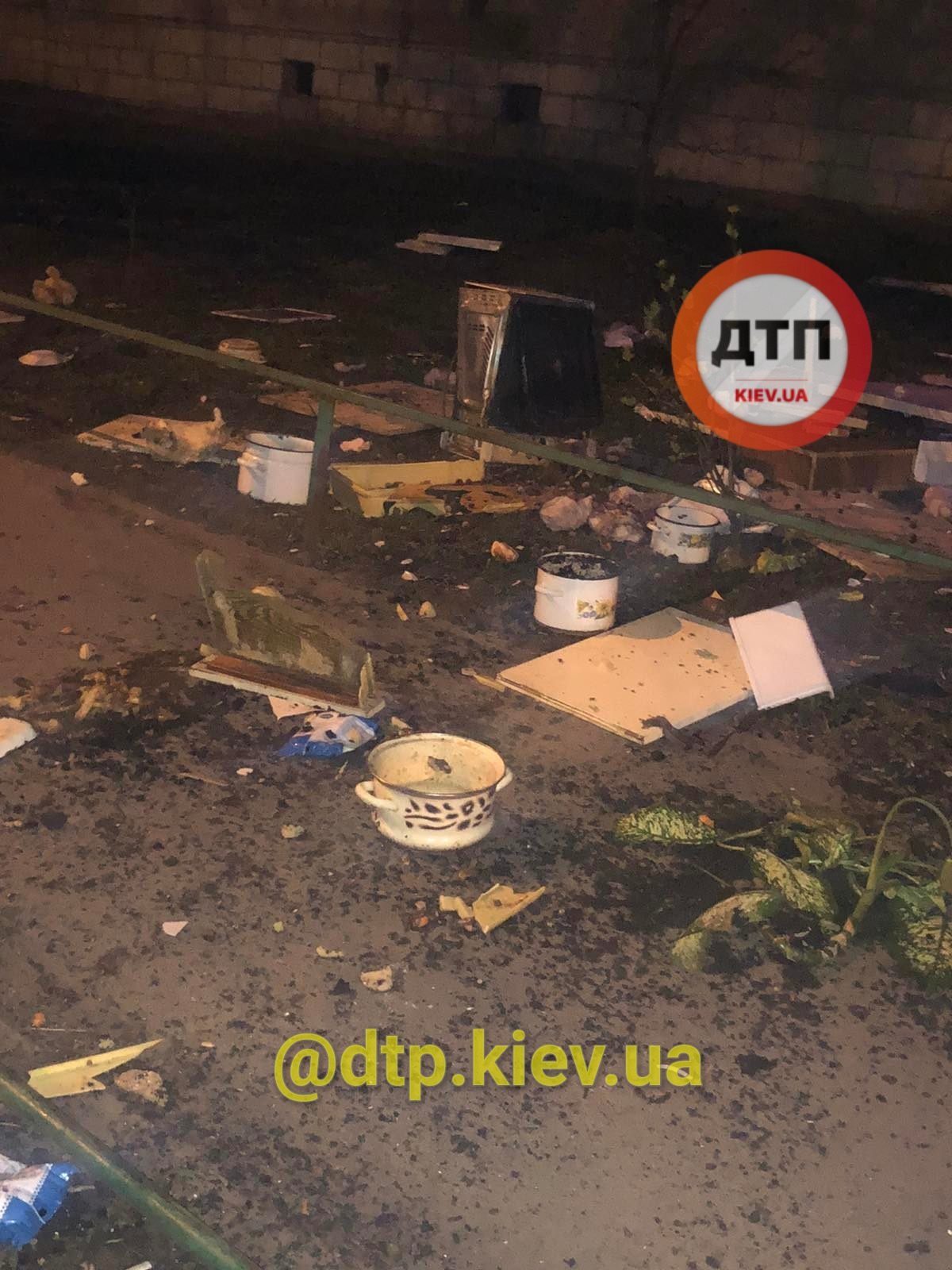 Киевлянин выбросил из окна многоэтажки пол квартиры: соседи ошарашили подробностями (фото)