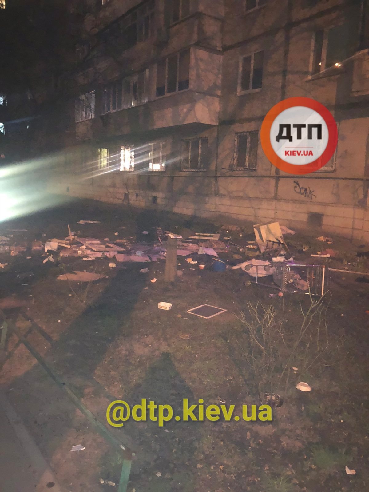 Киевлянин выбросил из окна многоэтажки пол квартиры: соседи ошарашили подробностями (фото)