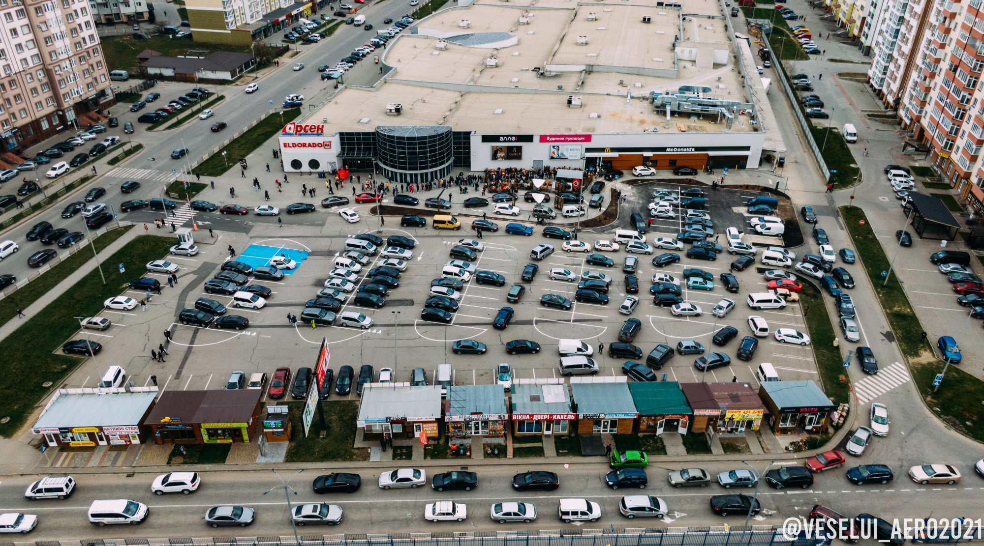 Во Франковске появился McDonald’s: люди ринулись за бургерами, забыв о карантине (видео)