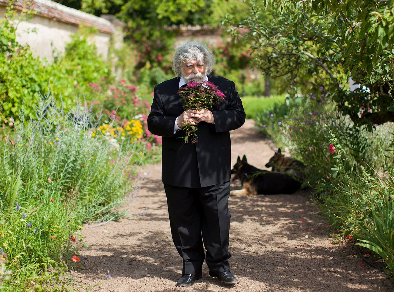 Изобрел укладку феном: во Франции умер легендарный парикмахер