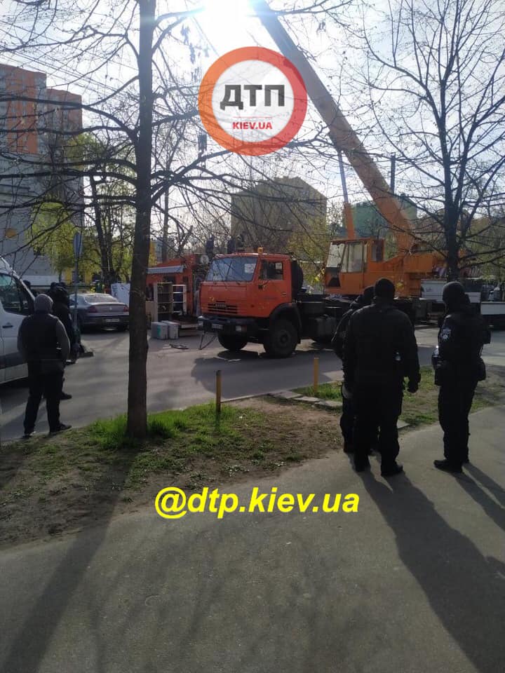 У Києві масово прибирають МАФи: фото і відео масштабної " зачистки"