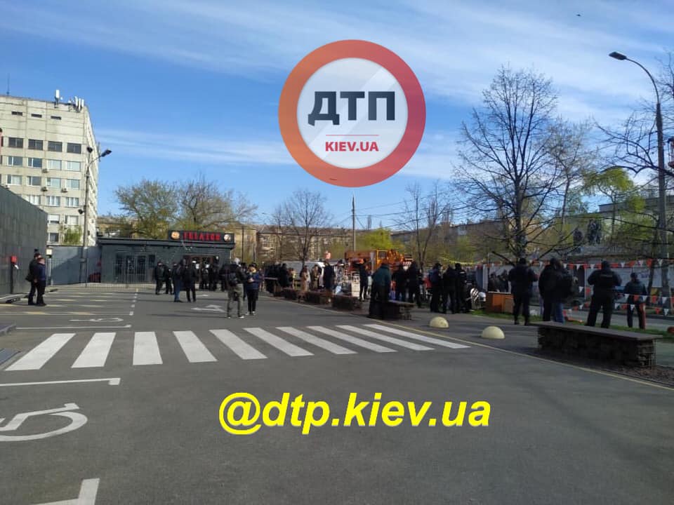 У Києві масово прибирають МАФи: фото і відео масштабної " зачистки"