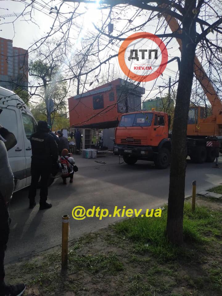 У Києві масово прибирають МАФи: фото і відео масштабної " зачистки"