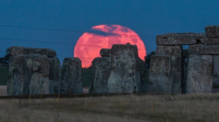 Осетровое полнолуние: появились мощные фото и видео редкого явления